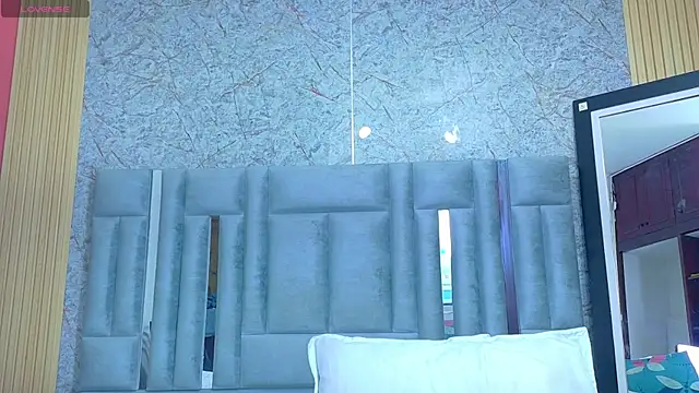 Snapshot of veronicaroose_ chatting on July 15, 1:18 pm veronicaroose online show from July 15, 1:18 pm