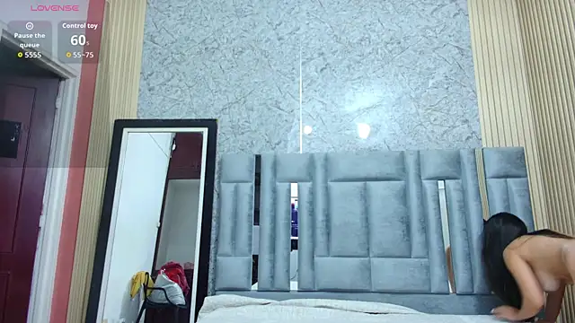 Snapshot of veronicaroose_ chatting on December 18, 12:42 pm veronicaroose online show from December 18, 12:42 pm