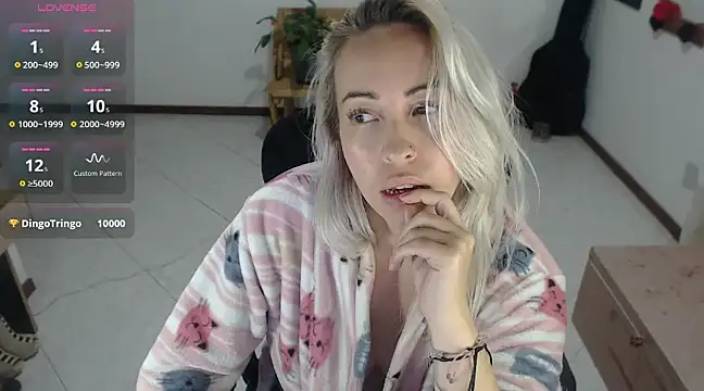 charlottezoe15 online show from December 14, 10:34 am