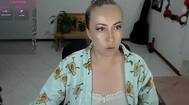 charlottezoe15 online show from January 16, 2:09 am