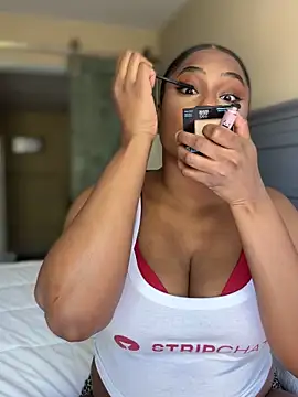 Snapshot of CandyLuxxxx chatting on June 18, 5:07 pm CandyLuxxxx online show from June 18, 5:07 pm