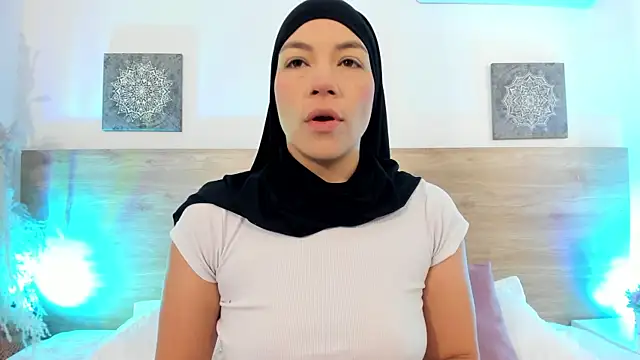 Snapshot of aisha_vs chatting on July 9, 1:32 pm aisha vs online show from July 9, 1:32 pm