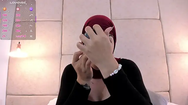 aisha vs online show from October 24, 4:50 pm