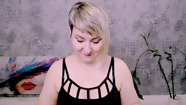 Snapshot of Djullia chatting on June 7, 5:23 am Djullia online show from June 7, 5:23 am