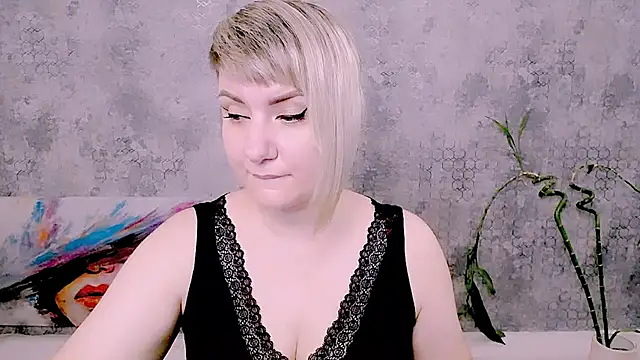 Snapshot of Djullia chatting on July 4, 5:14 am Djullia online show from July 4, 5:14 am
