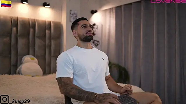 Snapshot of john_king29 chatting on November 11, 10:37 pm john king29 online show from November 11, 10:37 pm