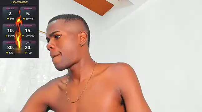 Snapshot of santi_brown chatting on March 10, 10:45 pm santi brown online show from March 10, 10:45 pm