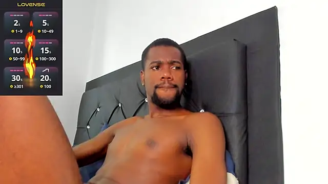 Snapshot of santi_brown chatting on November 19, 6:41 pm santi brown online show from November 19, 6:41 pm