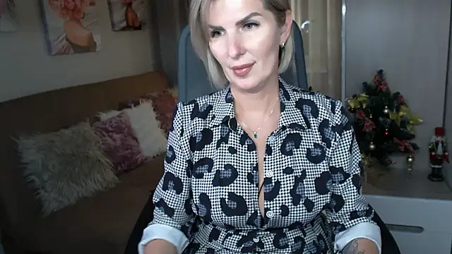 Snapshot of sensualEmilia chatting on December 17, 7:48 pm sensualEmilia online show from December 17, 7:48 pm