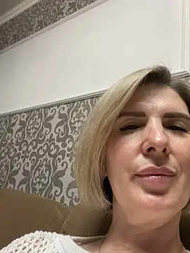 Snapshot of sensualEmilia chatting on June 7, 4:45 pm sensualEmilia online show from June 7, 4:45 pm