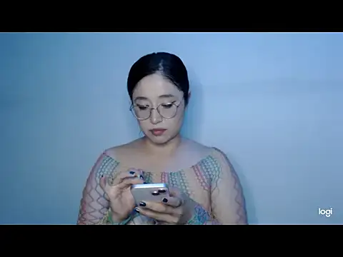 Snapshot of YummymeowW chatting on November 8, 3:32 am YummymeowW online show from November 8, 3:32 am