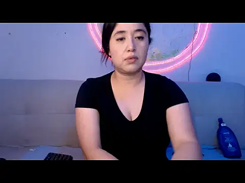 Snapshot of YummymeowW chatting on January 19, 4:33 pm YummymeowW online show from January 19, 4:33 pm