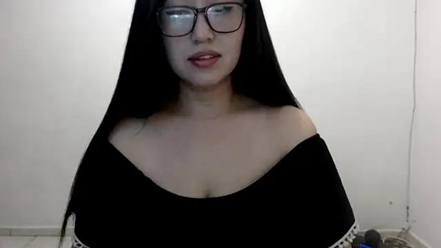 Snapshot of YummymeowW chatting on January 18, 4:59 am YummymeowW online show from January 18, 4:59 am