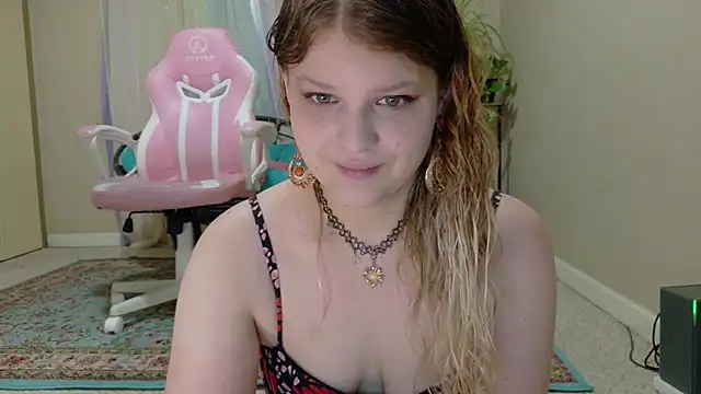 Snapshot of Emihaze chatting on April 24, 4:42 pm Emihaze online show from April 24, 4:42 pm