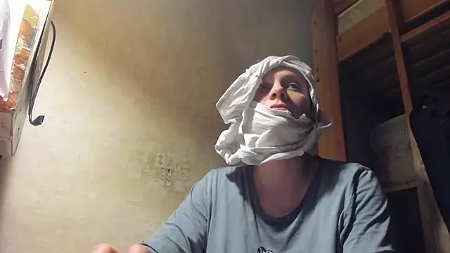 Snapshot of FrumCake chatting on March 4, 12:50 am FrumCake online show from March 4, 12:50 am