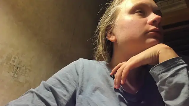 Snapshot of FrumCake chatting on February 16, 2:20 am FrumCake online show from February 16, 2:20 am