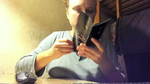 Snapshot of FrumCake chatting on January 22, 1:20 am FrumCake online show from January 22, 1:20 am