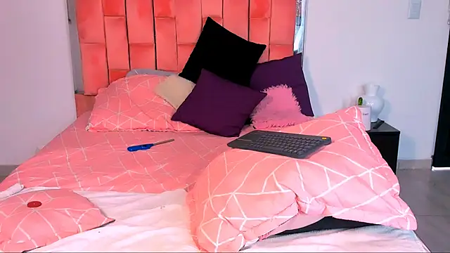 the queen aleja online show from October 26, 12:05 pm