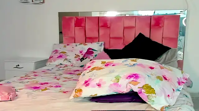 the queen aleja online show from November 10, 1:49 pm