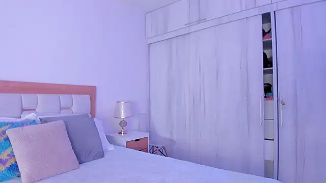 mia hank online show from November 4, 11:47 am