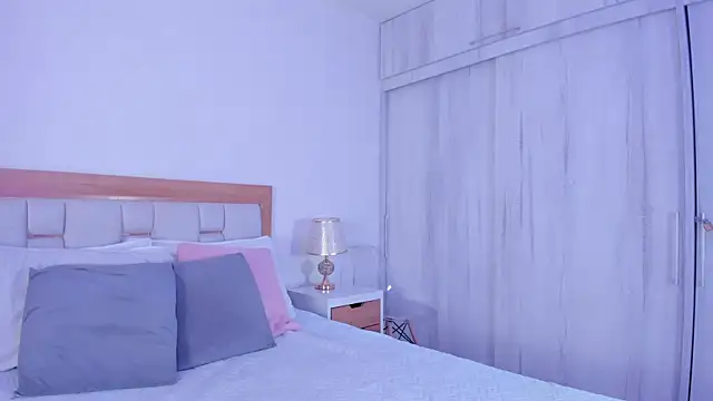 mia hank online show from November 12, 11:14 am