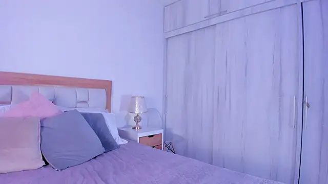 mia hank online show from November 8, 10:30 am