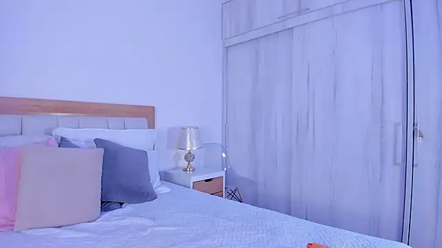 mia hank online show from November 11, 11:05 am