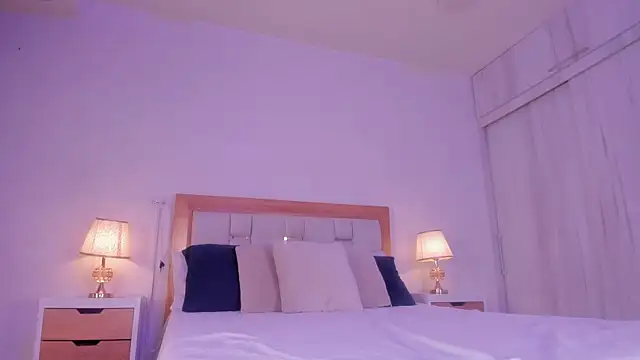 mia hank online show from December 21, 11:45 am