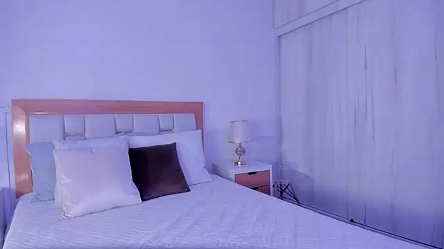 mia hank online show from April 7, 11:45 am