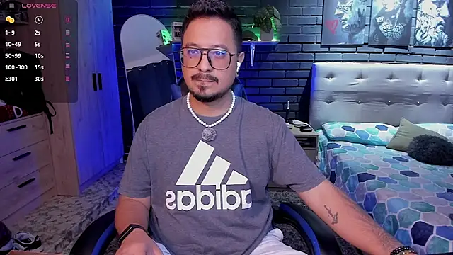 DaviidEvans  online show from April 24, 2:46 am