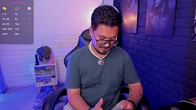 DaviidEvans  online show from May 25, 1:27 am