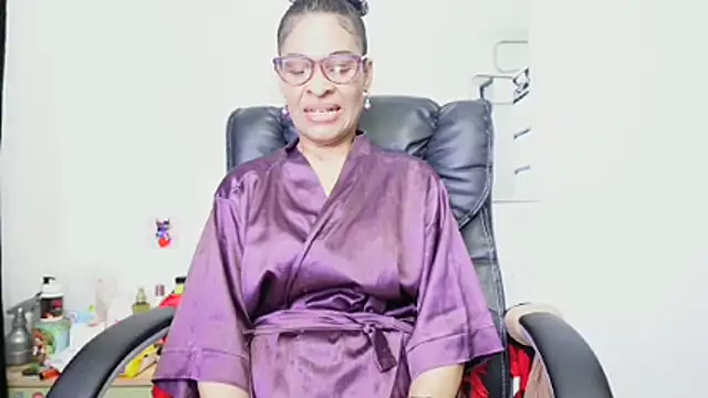Snapshot of Aries_Mature chatting on June 29, 12:17 am Aries Mature online show from June 29, 12:17 am