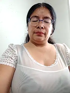 Snapshot of __valentina18 chatting on February 25, 1:43 pm   valentina18 online show from February 25, 1:43 pm