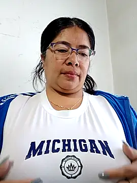 Snapshot of __valentina18 chatting on February 21, 1:11 pm   valentina18 online show from February 21, 1:11 pm