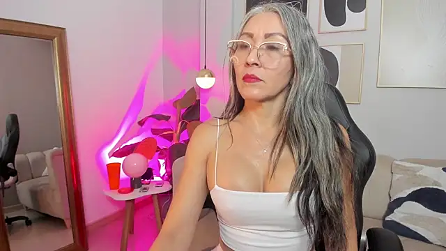  Nicoletteshea  online show from March 31, 9:39 pm