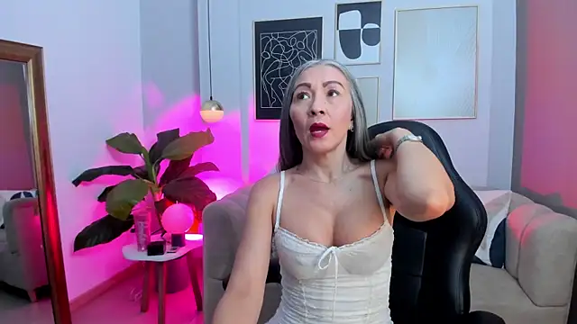 Snapshot of _Nicoletteshea_ chatting on May 9, 5:05 pm Nicoletteshea online show from May 9, 5:05 pm