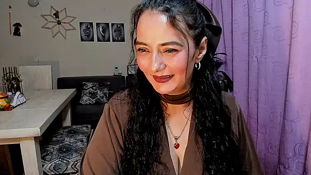 emma luxy online show from April 21, 11:00 pm