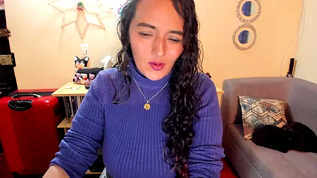 Snapshot of emma_luxy chatting on January 13, 5:01 am emma luxy online show from January 13, 5:01 am