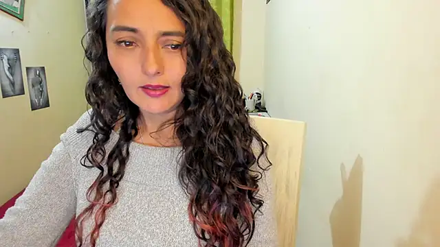 Snapshot of emma_luxy chatting on January 3, 6:00 am emma luxy online show from January 3, 6:00 am