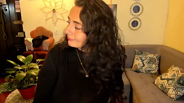 Snapshot of emma_luxy chatting on February 20, 5:12 am emma luxy online show from February 20, 5:12 am