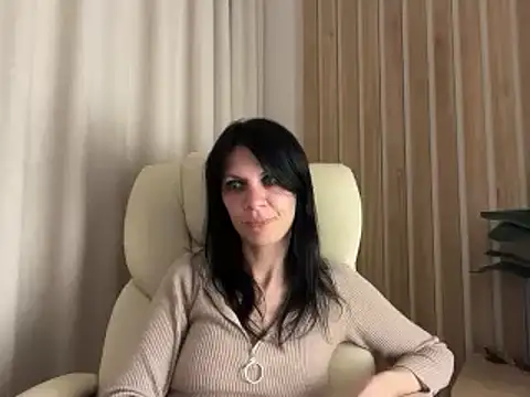 Snapshot of InjaAtHome chatting on June 5, 8:25 pm InjaAtHome online show from June 5, 8:25 pm
