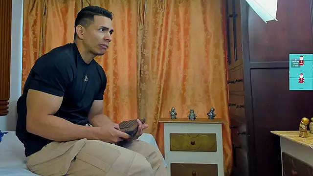 ChoreyTaiylor online show from December 4, 1:43 pm