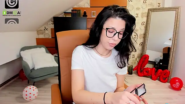 EmillyTaylor online show from March 6, 4:41 am