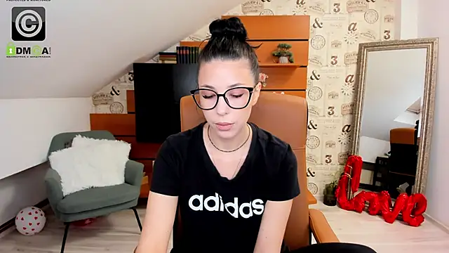 EmillyTaylor online show from March 22, 4:56 am