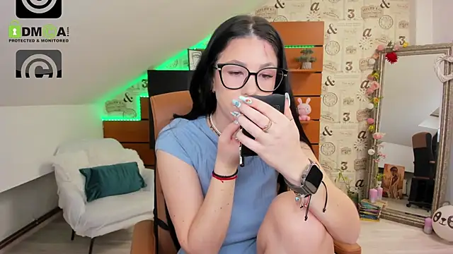 EmillyTaylor online show from April 6, 3:35 am