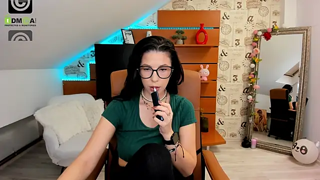 EmillyTaylor online show from November 6, 5:00 am