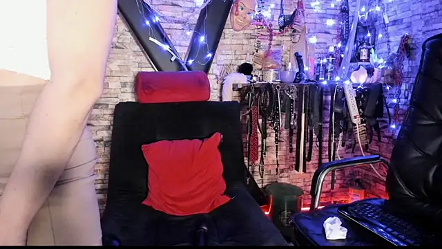 Liltildeman moon online show from April 2, 10:05 pm