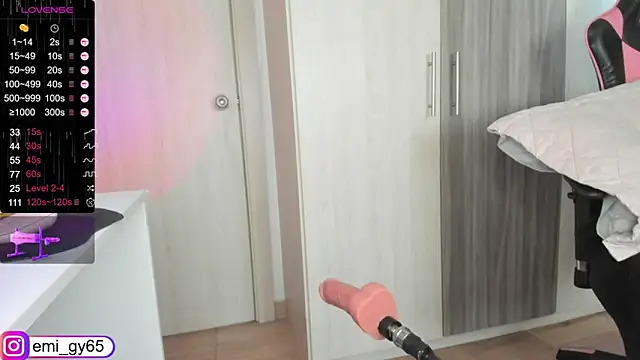 Snapshot of emilyn_grey1 chatting on March 21, 4:18 pm emilyn grey1 online show from March 21, 4:18 pm