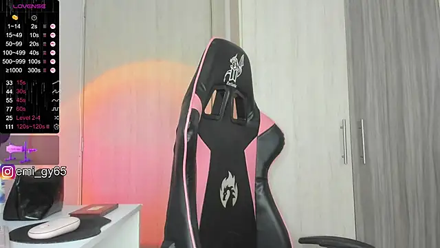 Snapshot of emilyn_grey1 chatting on March 3, 3:43 pm emilyn grey1 online show from March 3, 3:43 pm