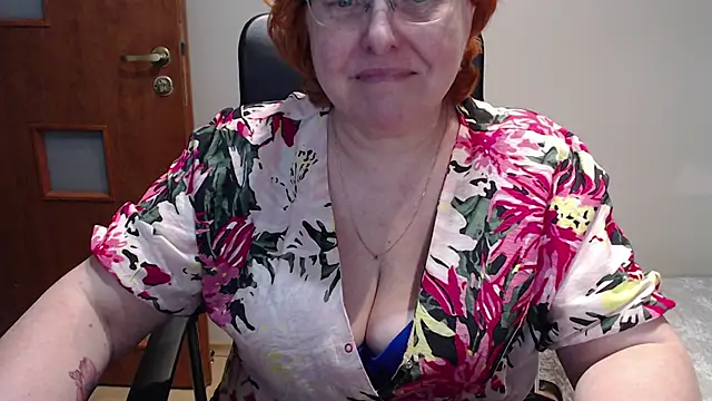 Snapshot of JoannaAndNeighbour chatting on March 3, 1:23 pm JoannaAndNeighbour online show from March 3, 1:23 pm